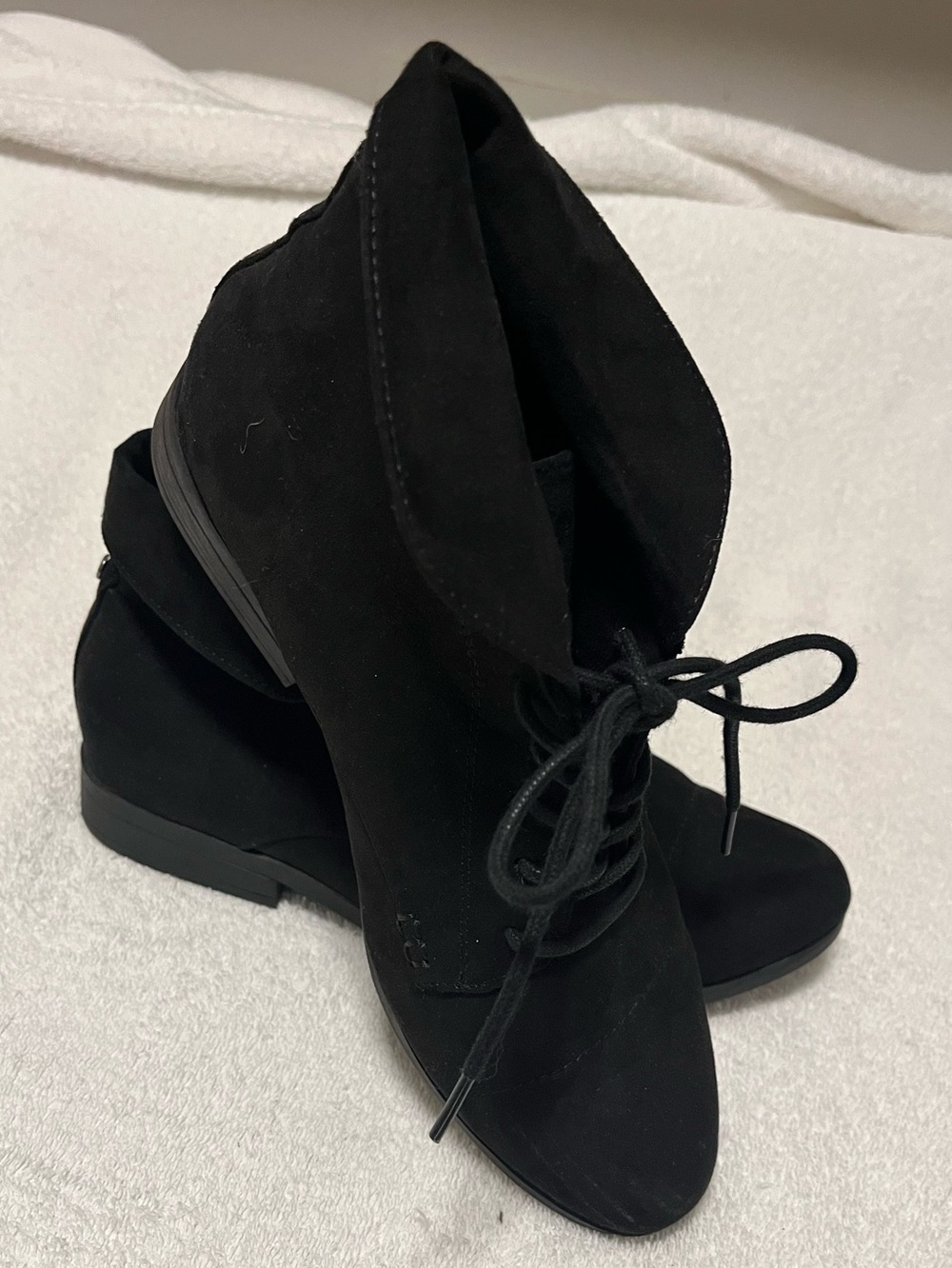 London fog collection Clora lace up Bootiey